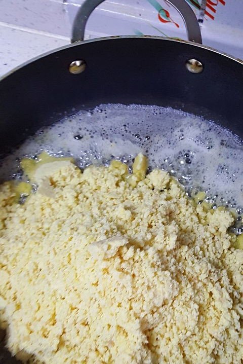 放入称量好的黄油,玉米油3.称量好其他所用材料,然后把不粘锅预热2.