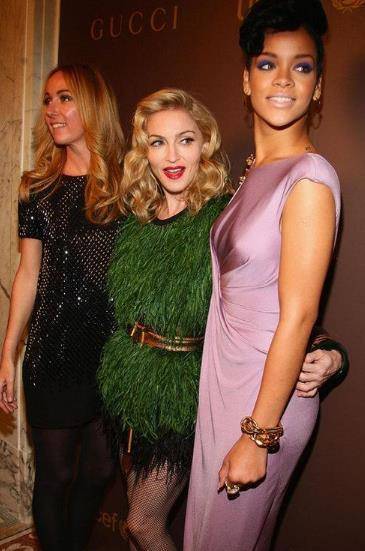 从摆地摊到全球最富女歌手,"山东天后"蕾哈娜凭啥坐拥42亿?