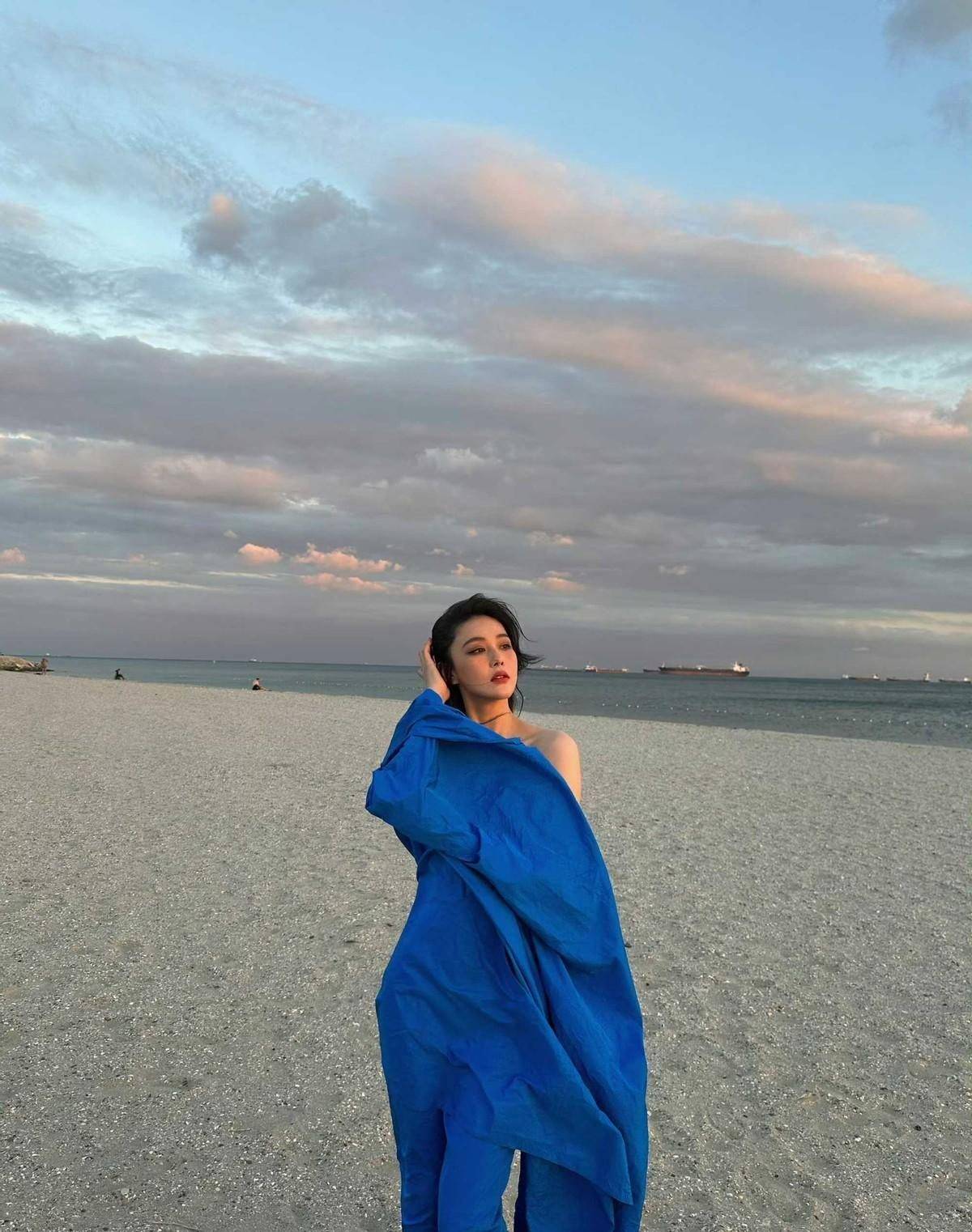 张馨予晒海边美照,妈妈扎马尾戴墨镜十分时尚,母女合影如姐妹_照片