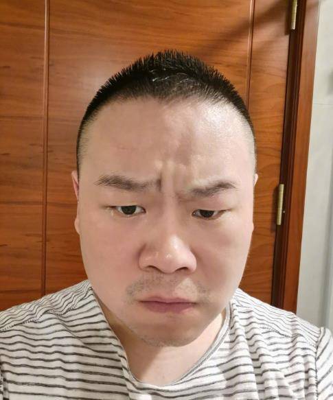 岳云鹏被女儿化妆,满脸委屈的样子真好玩!_爸爸_模样_举动