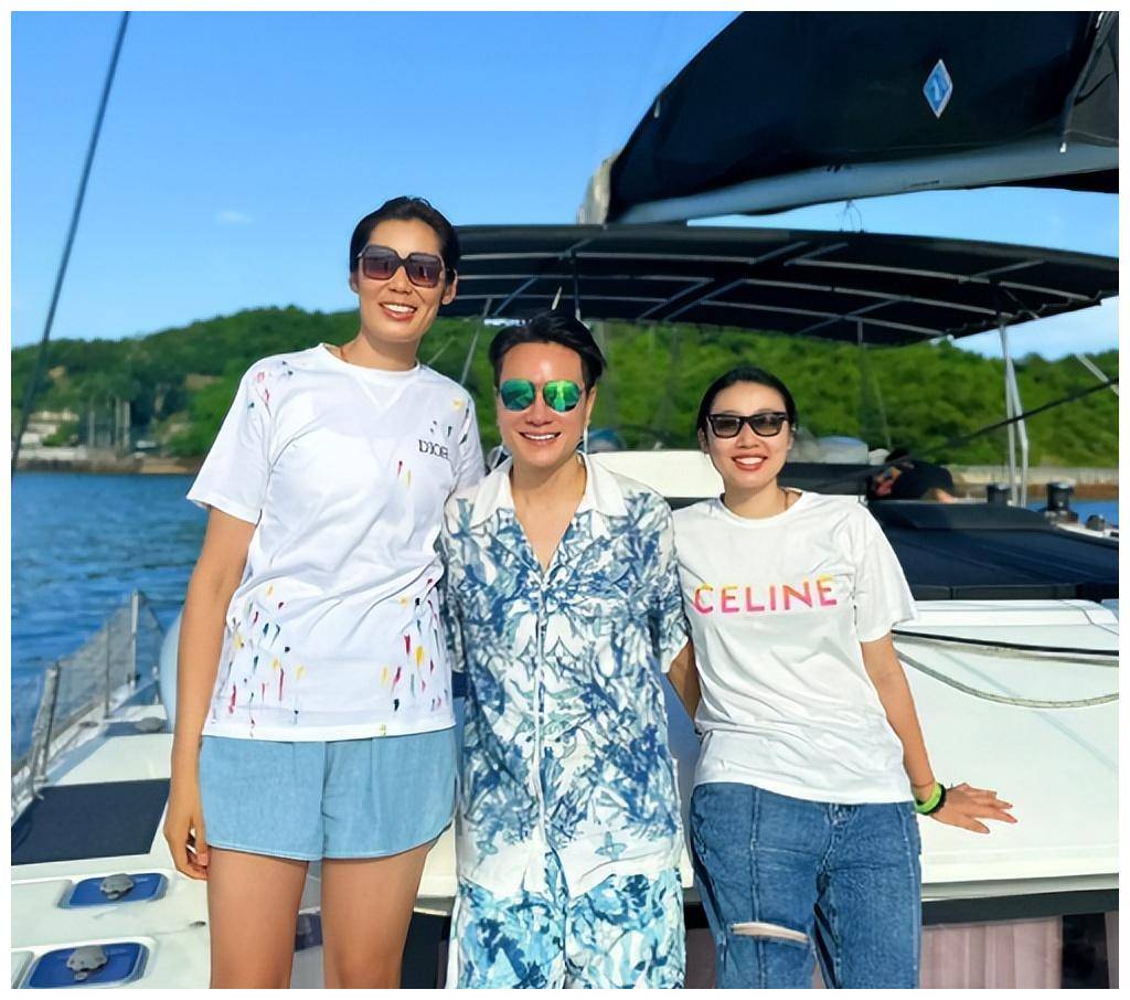 女排朱婷姚迪香港逛街曝光:累了随意坐台阶聊天_中国女排_奥运会_蔡斌