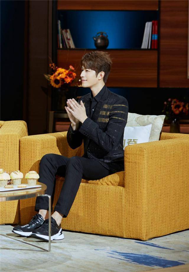 陈学冬录制节目,金色条形码西装优雅奢华,偏分刘海尽显成熟魅力_黑色