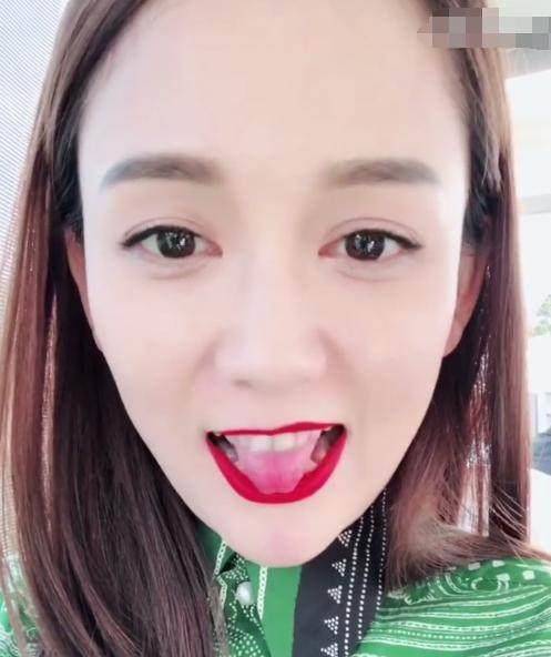 陈乔恩涂血红嘴唇吐舌头卖萌超高发际线吓坏网友_淡妆_风格_视频