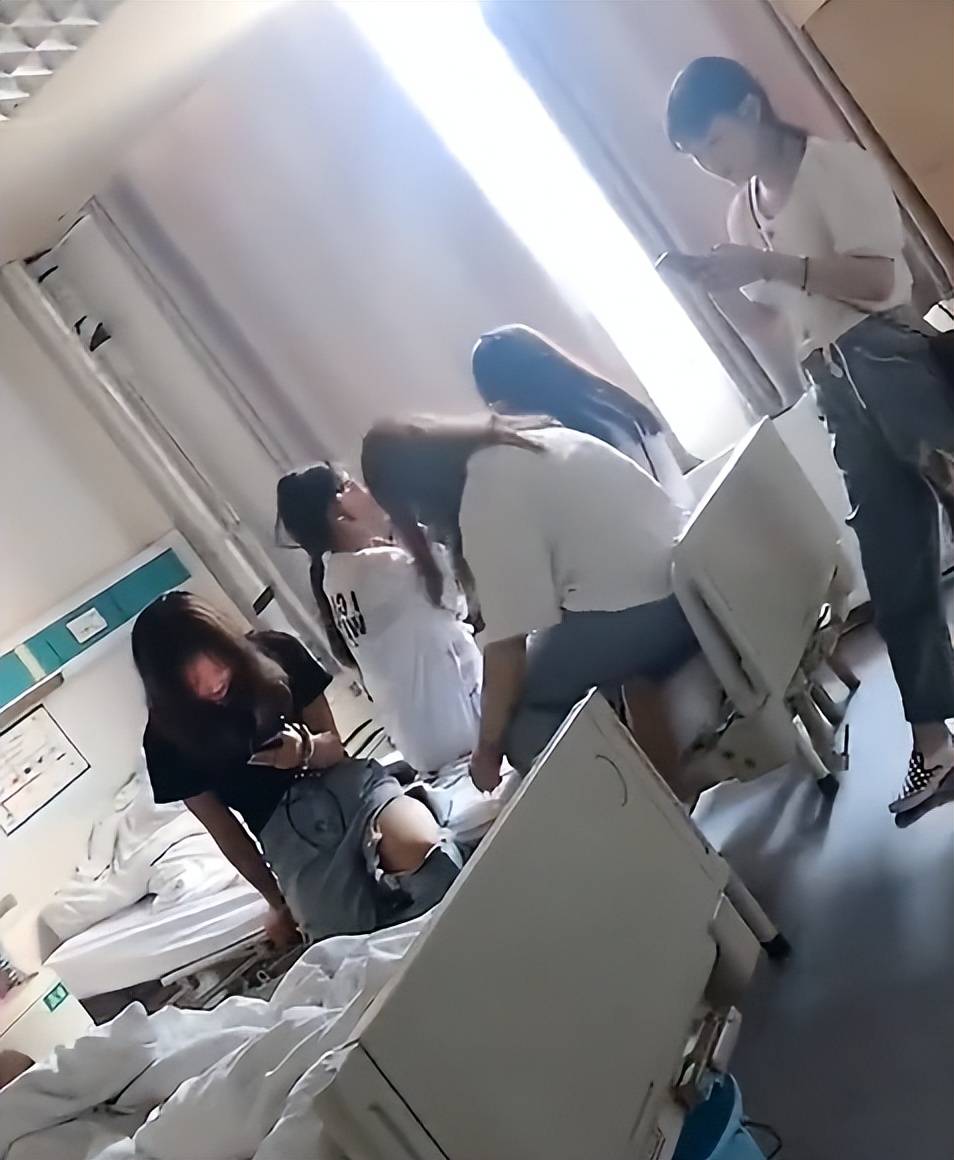 江苏小伙生病住院,5名女生一同陪床,帮忙盖被扶手机体贴入微_男生