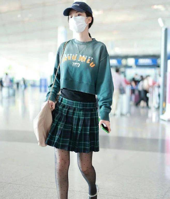 黑色圆点紧身裤搭配学生裙,乔欣女神彻底打破女神形象!