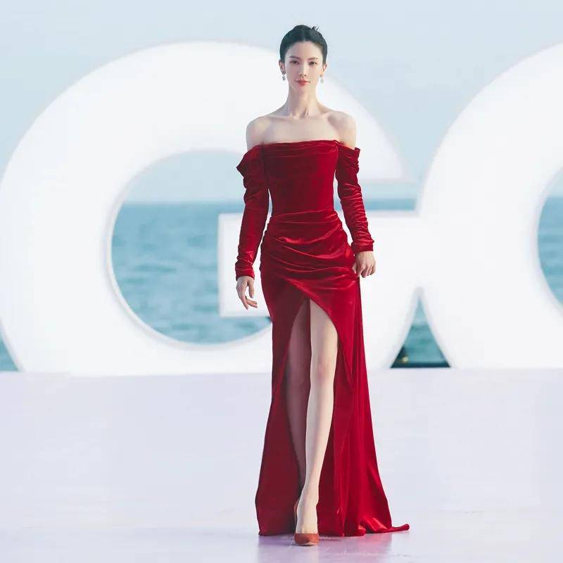 金晨穿红色菱格吊带开叉礼服 性感又迷人