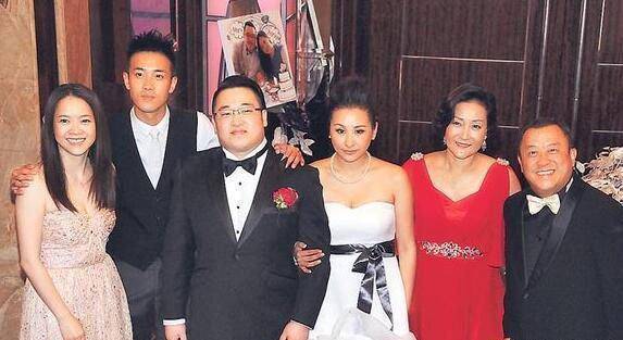 身材十分高挑,比老爸曾志伟高出一头了,五官很精致,可以说曾国祥的