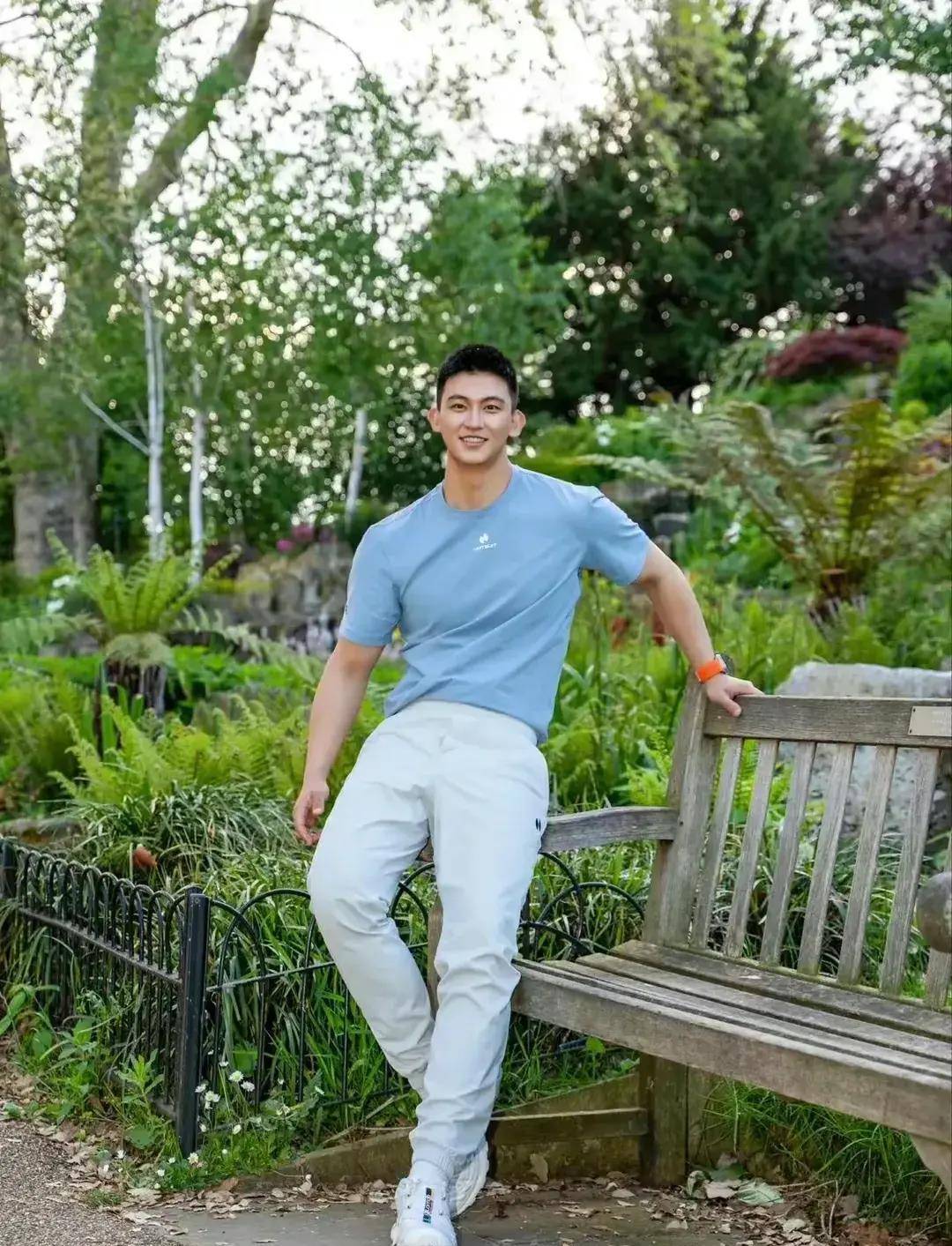 肌肉与魅力:健身房里帅气男孩的故事_身材_锻炼_眼睛