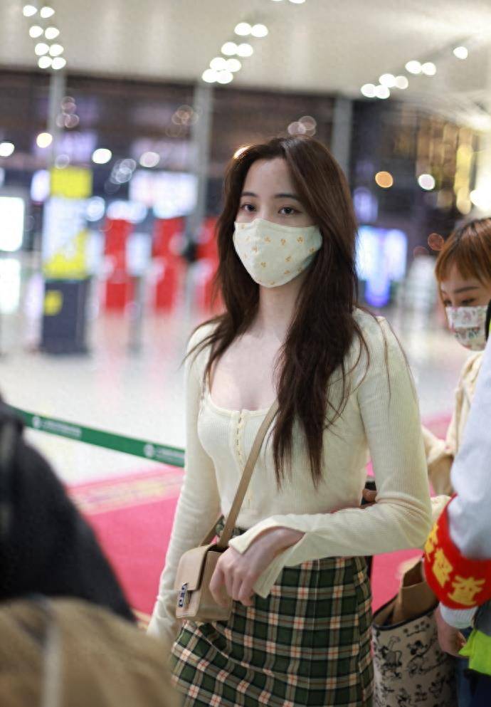 欧阳娜娜机场街拍:黄黄大胆_时尚_黄色_风格