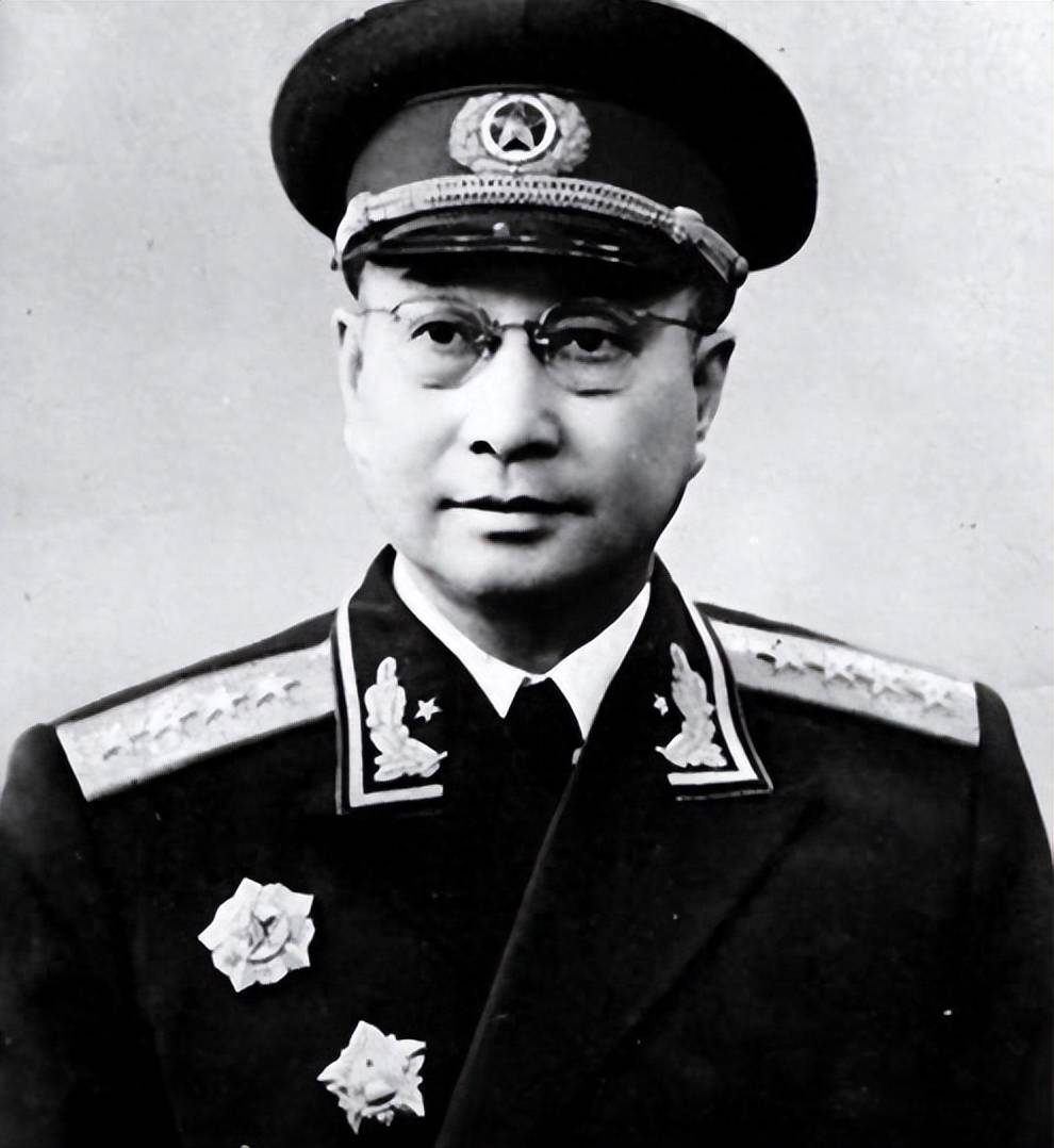 师长是开国大将,手下团长是开国中将,师政委却只是