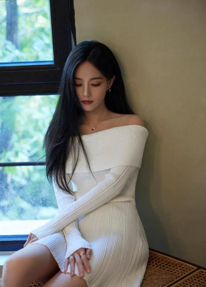 李一桐释放魅力:白色露肩连衣裙诠释独特气质_照片_时尚_内心