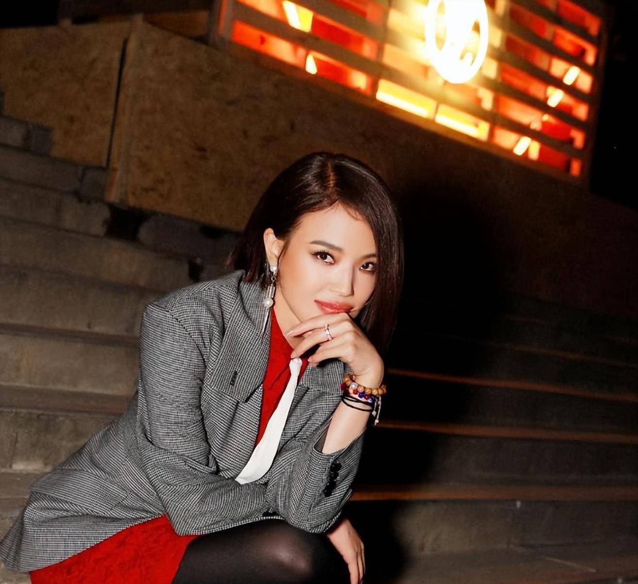 主要是因为舒淇能够时刻保持时尚,总能在银幕上展现自己最美的一面和