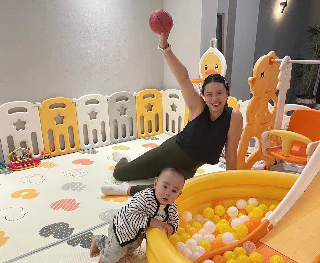 曾春蕾成"全职妈妈",穿背心体态微胖,晒奖牌庆祝新爱好_家庭_宝宝