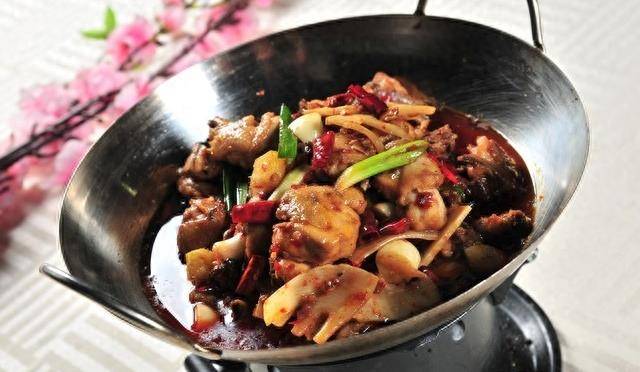 客家焖鹅是广东梅州一道名吃,鹅肉香味浓郁,软美入味 欢迎试试_美食