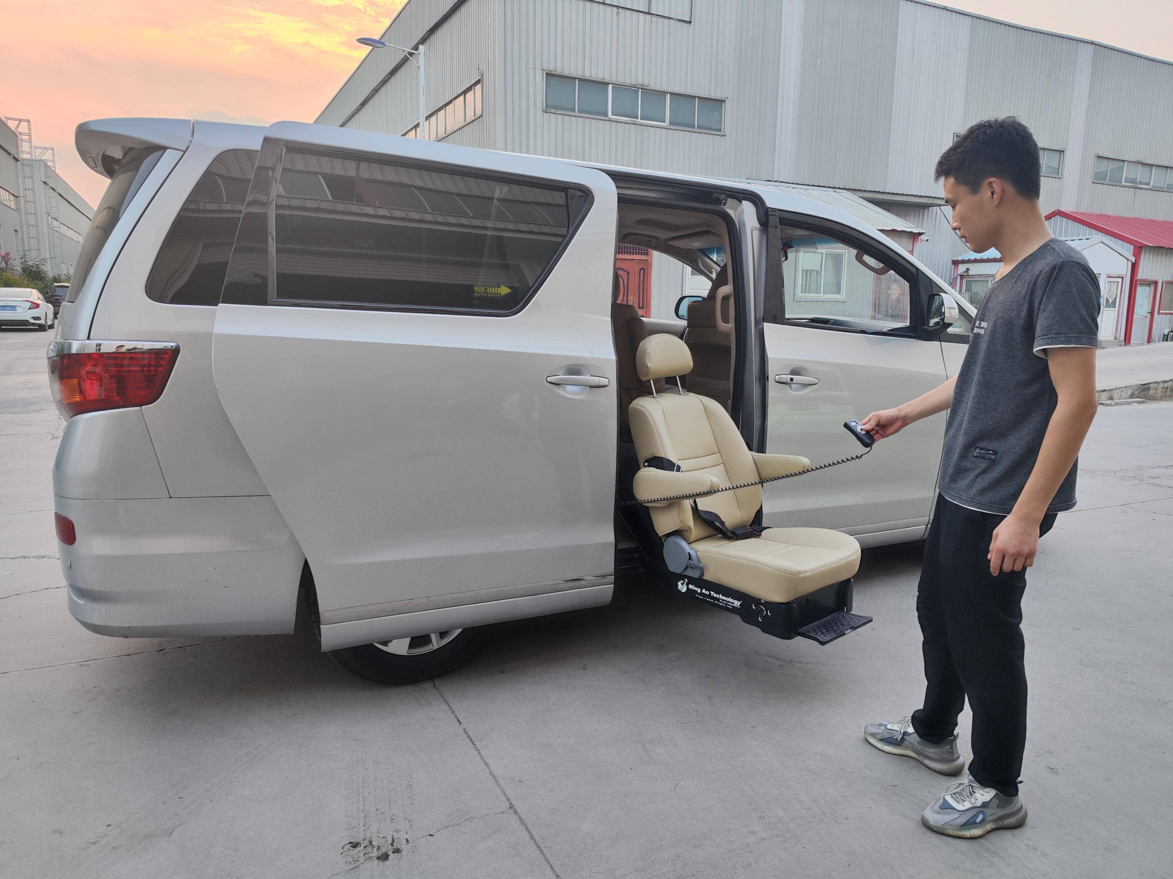 九龙艾菲改装明澳福祉座椅——真正的花小钱办大事_搜狐汽车_搜狐网