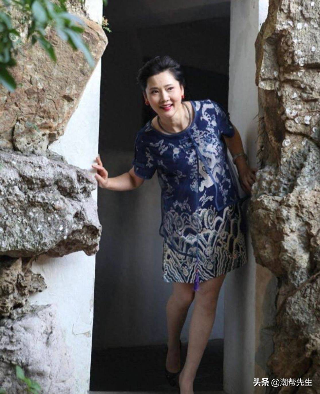 何赛飞告诉中年女人:长发盘起不乱,穿衣艳而不俗,老得优雅从容_女性