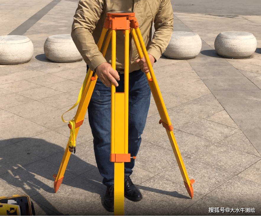 全站仪测量前的准备工作!仪器安置调平!_螺旋_箱子_三角架