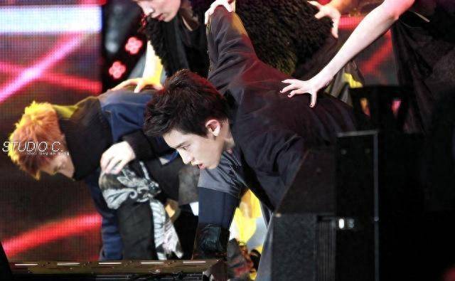 他当了四年练习生,出道在传奇天团,更是sm公司公认的顶级门面_朴灿烈