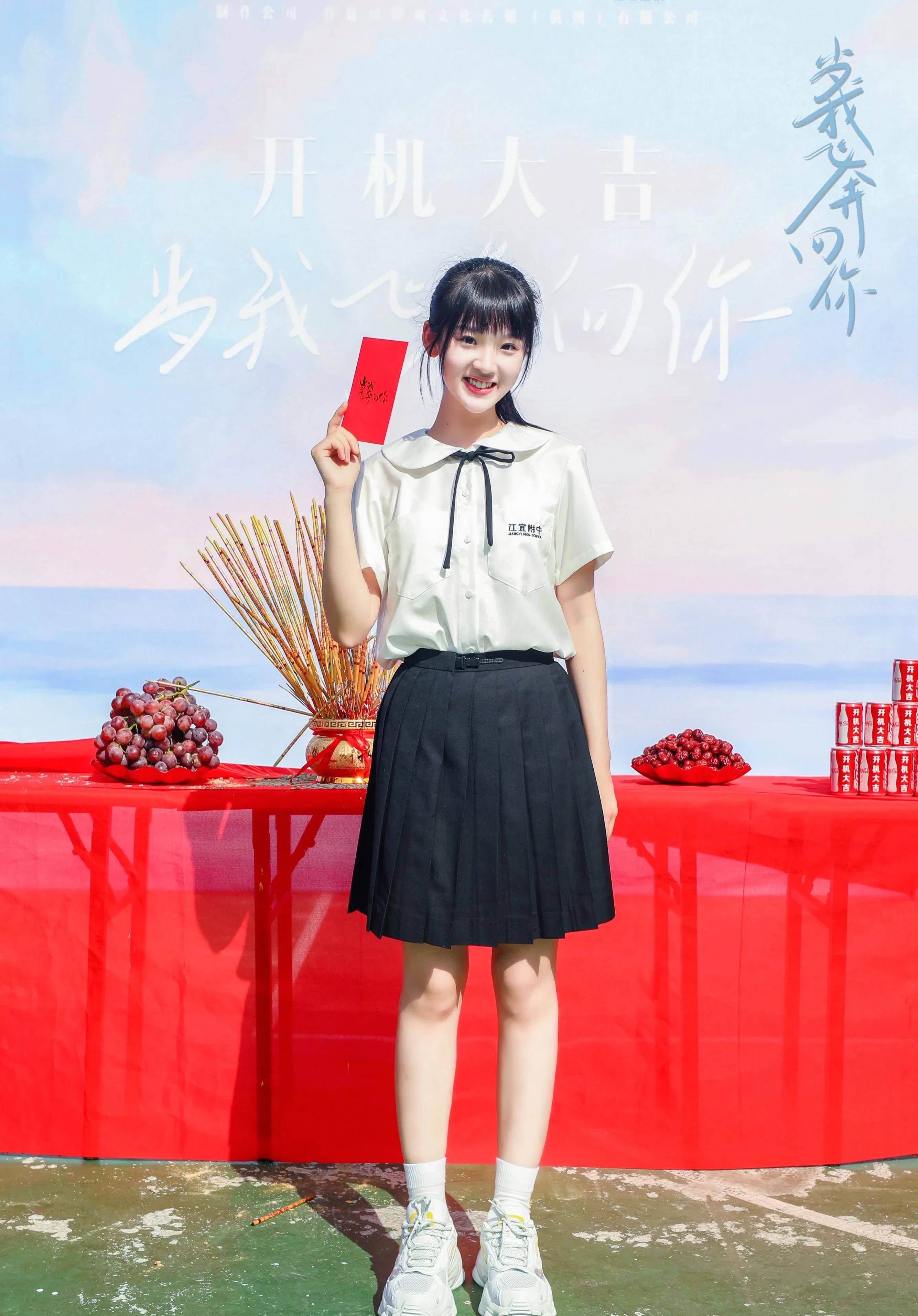 电影版《红楼梦》宝黛钗演员曝光,贾宝玉边程直播吐槽任敏脚臭_观众