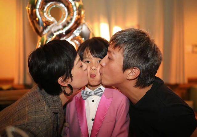 邓超夫妻为儿子庆生,手工礼物暖心,等等脸又被亲变形_孙俪_小花_生日