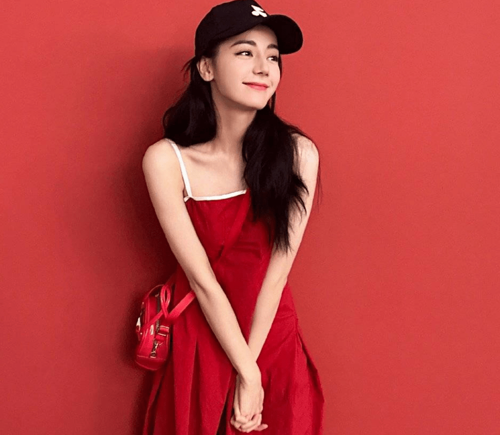 迪丽热巴红裙随拍,手捧气球侧颜优秀,眨眼放电,网友:美得不像话!