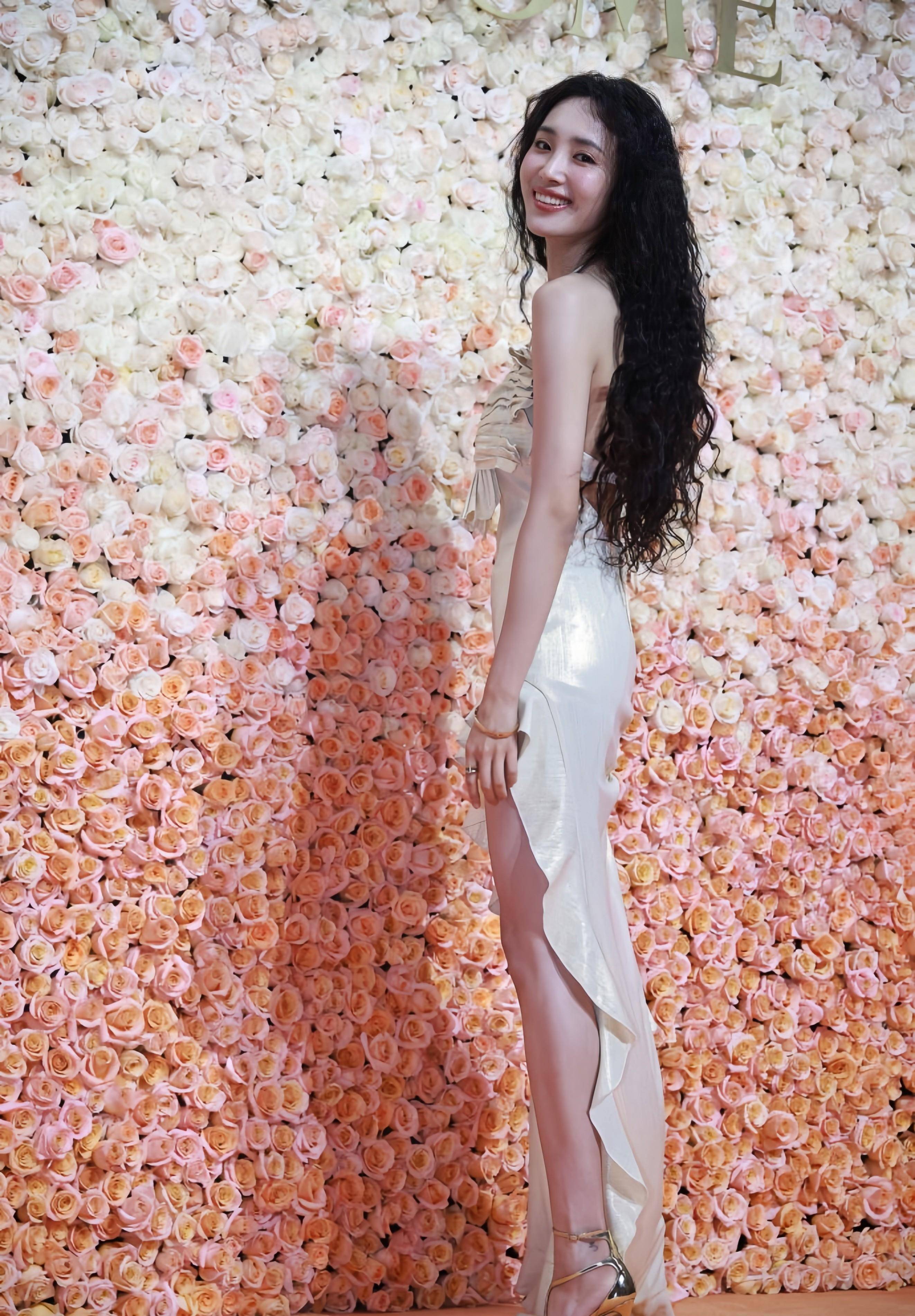 王紫璇-米色吊带裙-金色绑带高跟侧开衩美腿照片分享_时尚_的设计