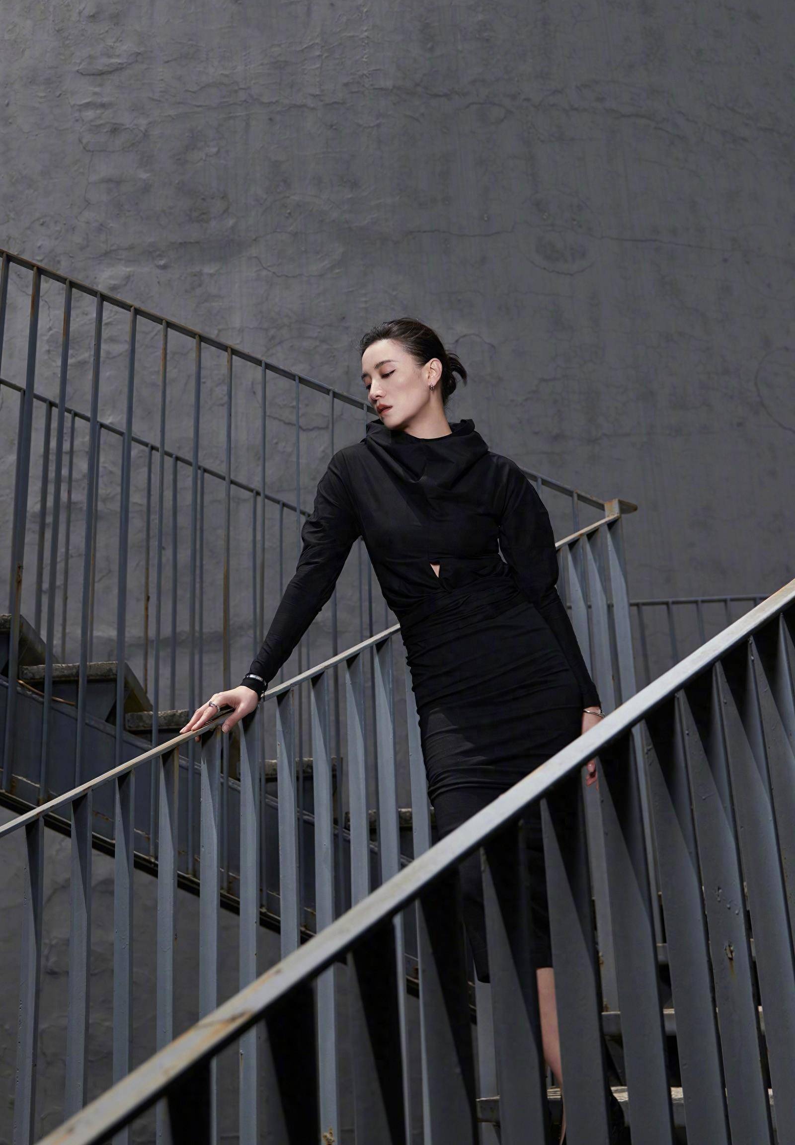 宋佳喜欢在微博上分享自己的吃喝玩乐生活.