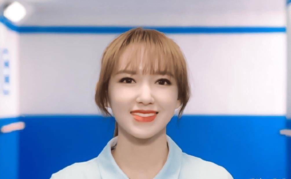 当她穿上百褶裙,我承认我心动了_美女_铁刘海_脸蛋