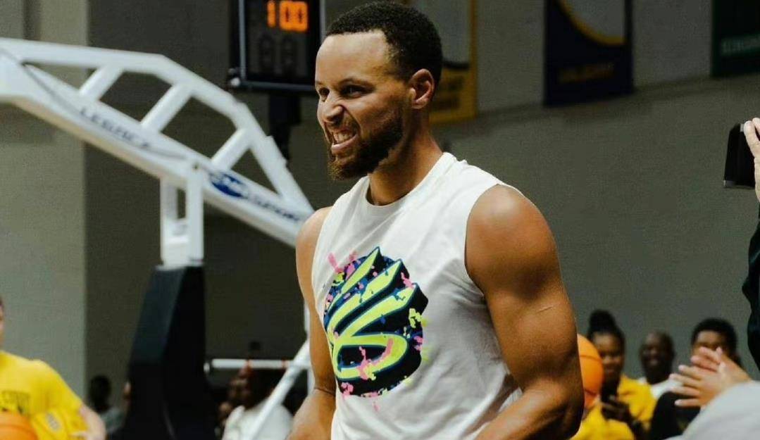 库里看上去好像还在继续增肌,这胳膊都跟大腿一样粗了_肌肉_赛季_手感