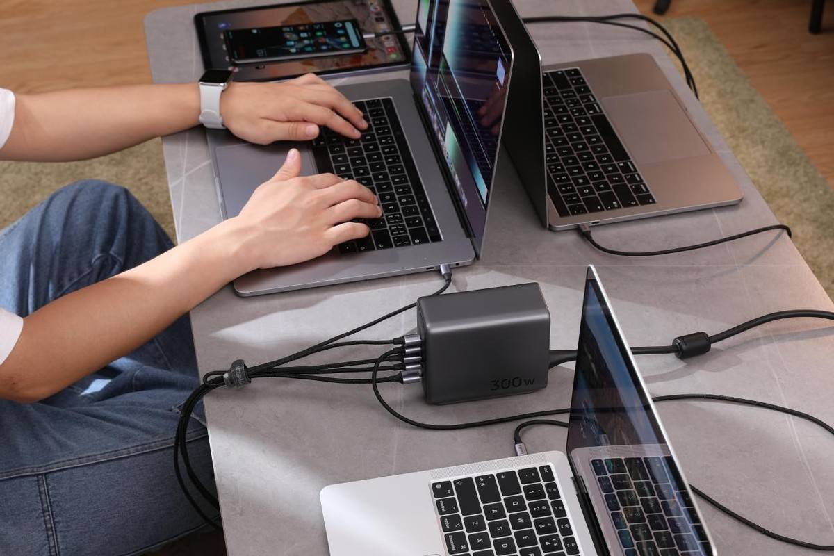 绿联放大招了,全球首发300W桌面充电器,带来闪充新体验!