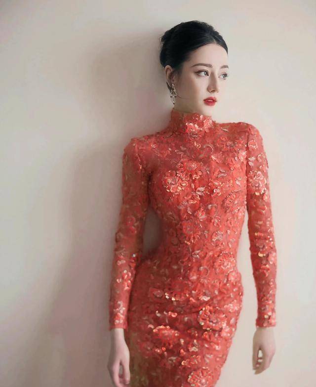 迪丽热巴身穿旗袍身材火辣,不美不加滤镜,抢镜尽显东方美_中国_实力