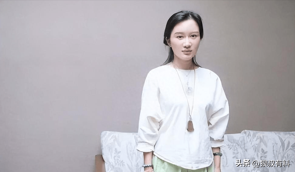 靠心机女子身份上位杜星霖是个80后,和老哥有着31岁的年龄差.