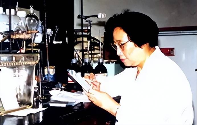图片:屠呦呦在实验室当时,在冶金行业工作的李廷钊也同样忙碌,但他