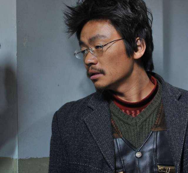 白宇被曝室内吸烟,他会像王源一样道歉吗?_镜头_样子_朋友