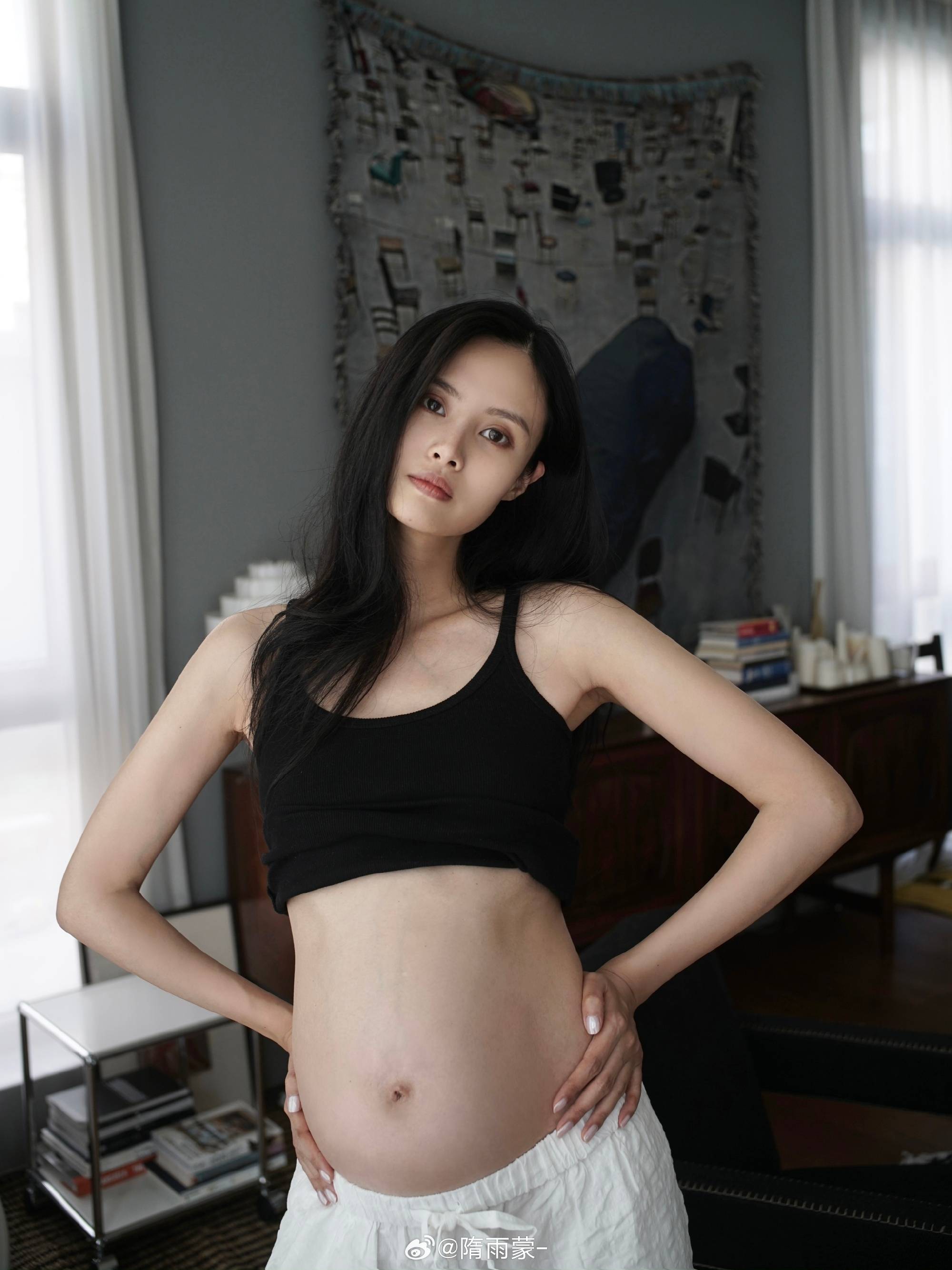 李光洁老婆隋雨蒙,黑色与白色极简孕妇照,淡淡幸福溢出屏幕