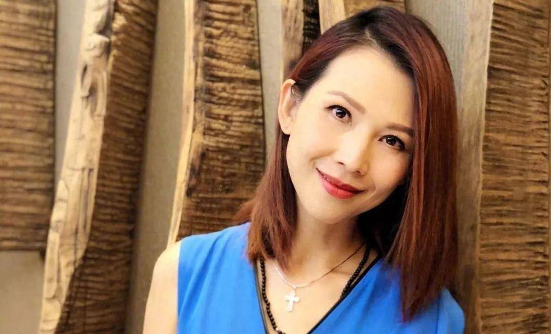 蔡少芬素颜与儿子玩耍,长相太老不敢认,家里豪宅意外曝光_视频_蔡母