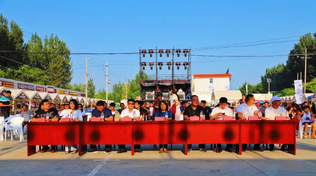 8月21日,雄县七间房乡首届"白洋淀龙虾啤酒音乐嘉年华"盛大开幕.