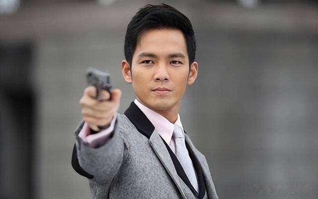 就在今年的新剧《今生有你》中,钟汉良难得的用了原声,结果却因为一句