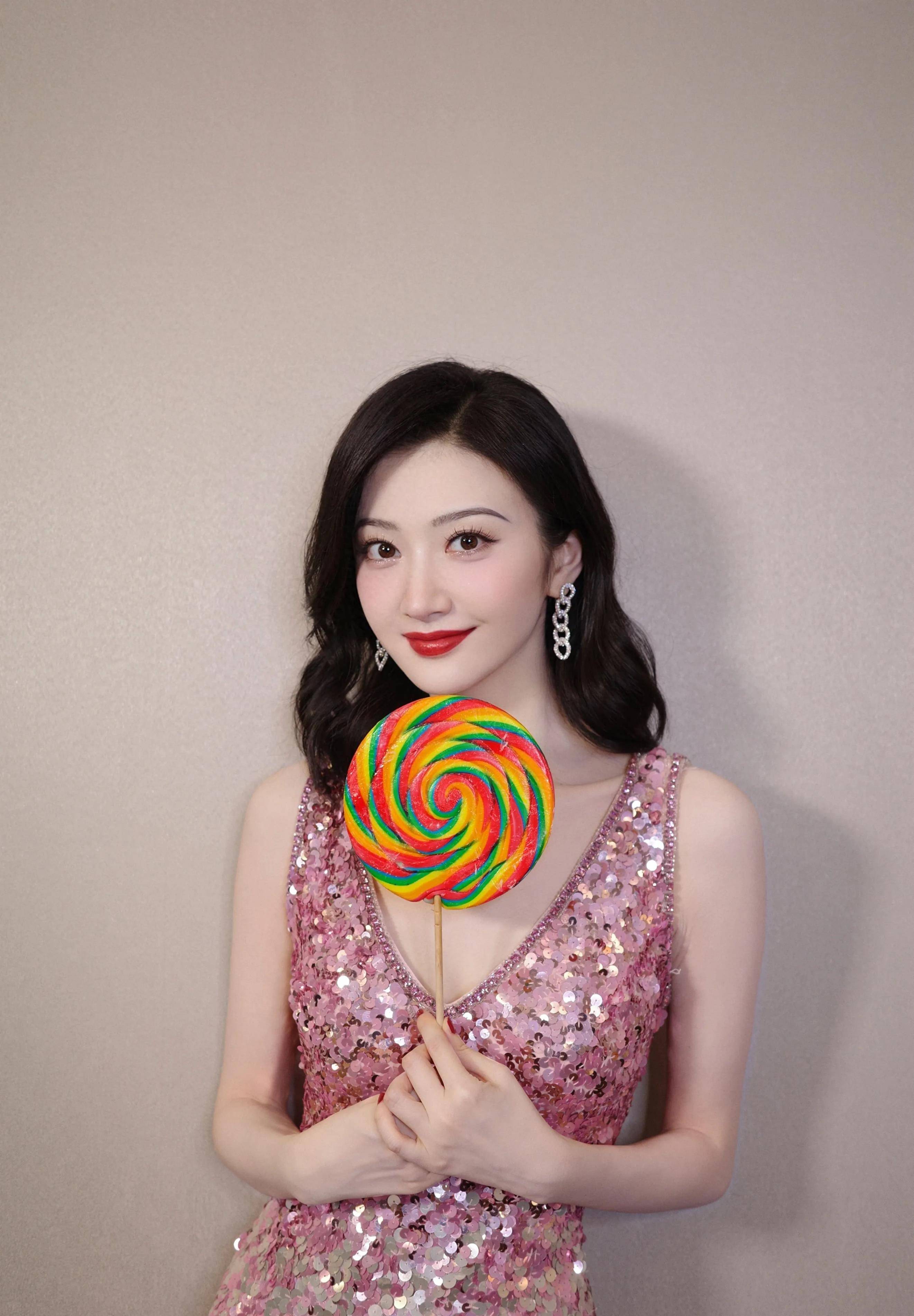 景甜美照美照v粉色亮片深裙,衣服如彩虹,皮肤如月亮_笑容_肌肤_光芒