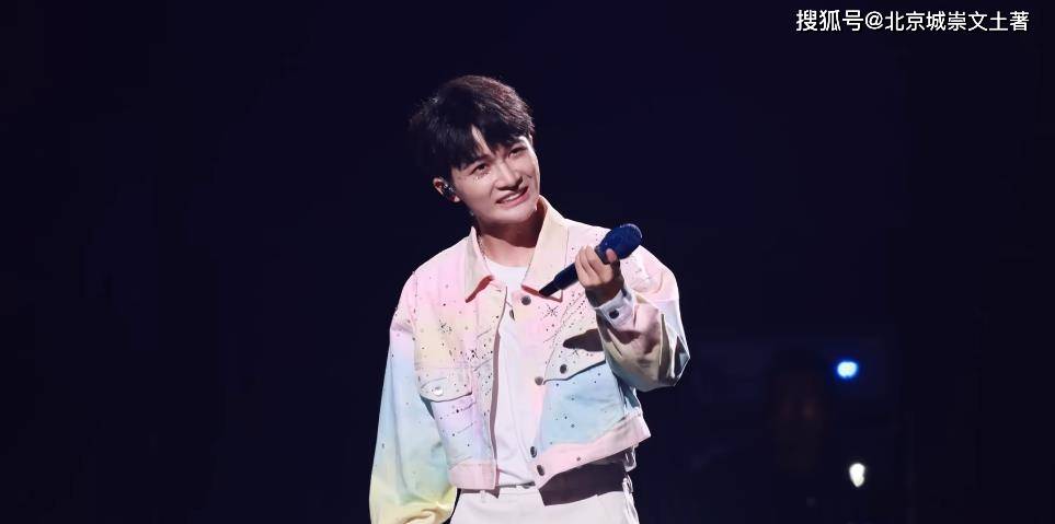 周深九周年演唱会:九语连唱英文经典,震撼全场,唱跳舞台引热议_歌迷