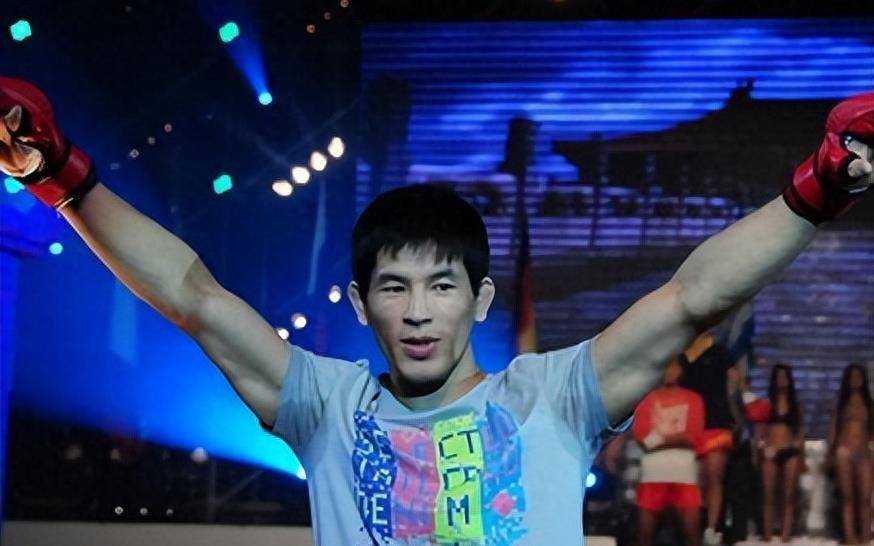 张伟丽和吴昊天互相赏识,出于对格斗的热爱,吴昊天把张伟丽带到了北京