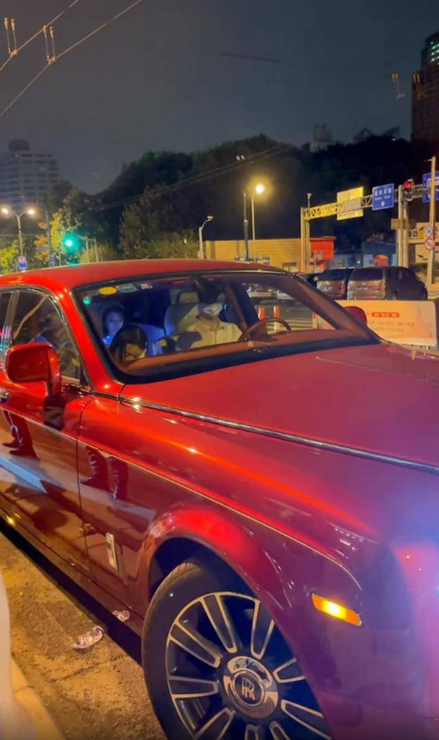 王思聪高调现身酒吧,天黑载一车异性离开,笑容满面心情好_生活_美女