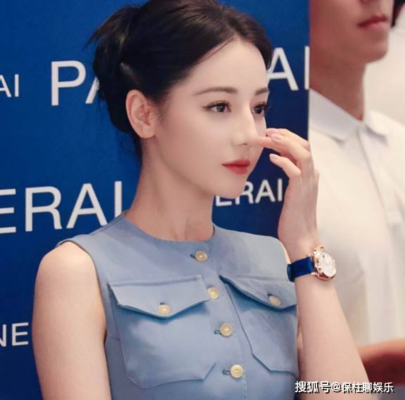 迪丽热巴走擦边路线,穿无袖真空上衣,侧面全部走光看到副乳_衣服_裤子