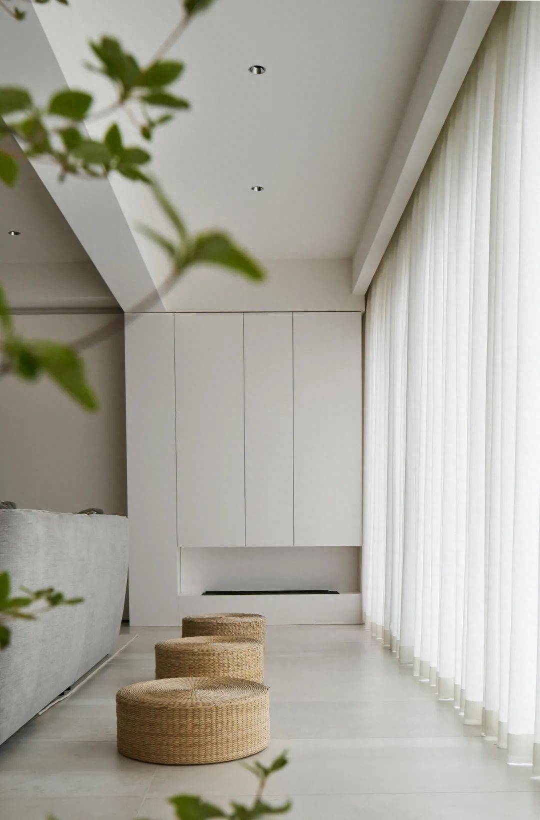 解决了洗衣,晾衣问题,也规避了墙垛突出的问题,以往阳台晒内衣的尴尬