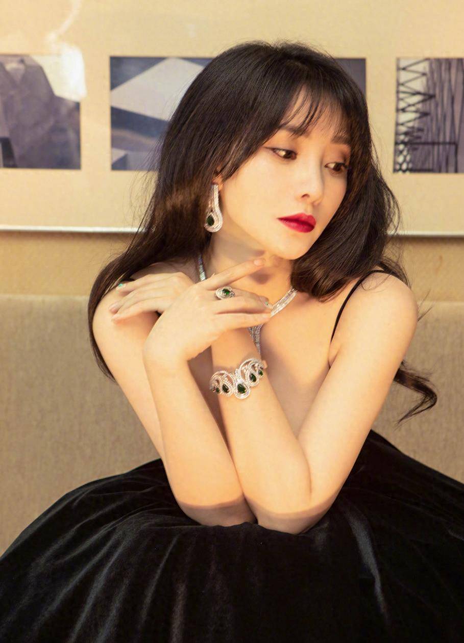 柳岩被称为"时尚女神",穿深v礼裙展现凹凸身材,又充满女人味_魅力