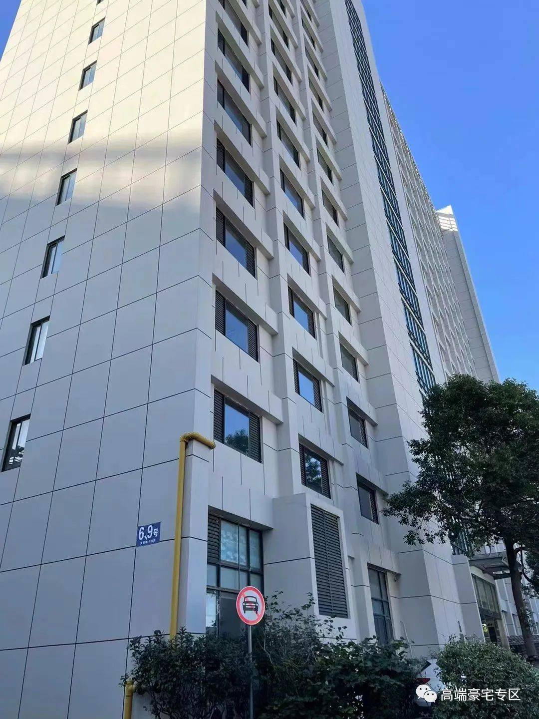 上海李子园大厦写字楼位于真南路交通路路口,临近11号线李子园站,交通