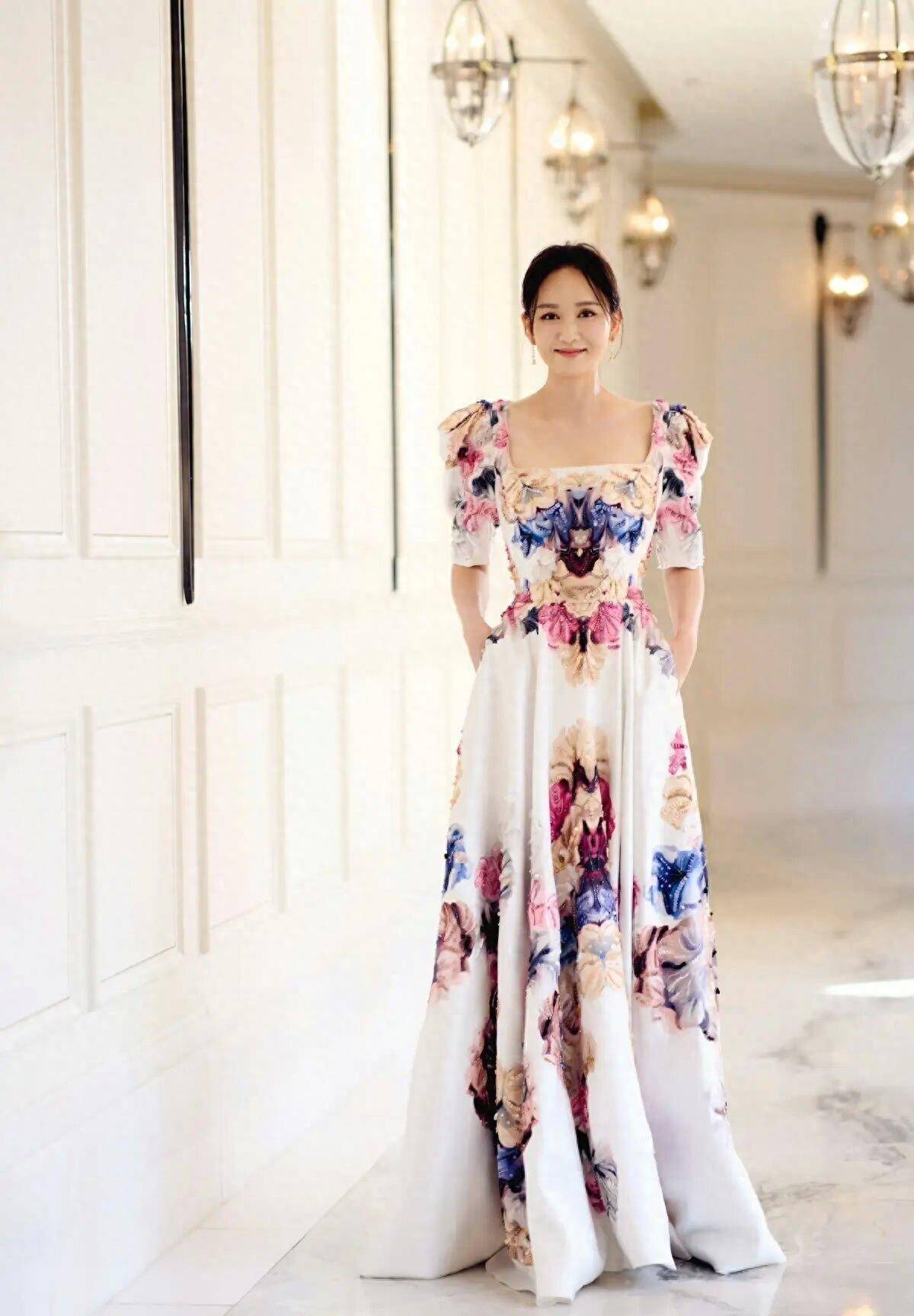 陈乔恩身材低调,一袭银白色低胸裙秀出傲人身材,魅力十足!