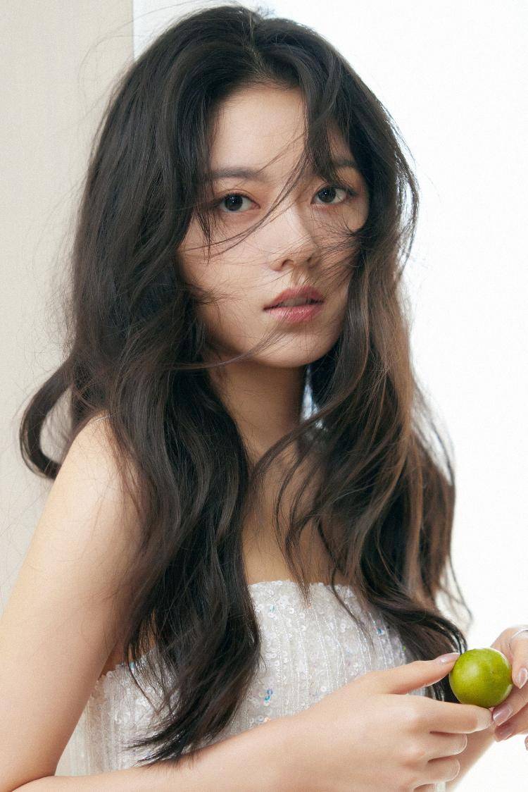 赵今麦穿流苏吊带裙露美腿 笑容甜美治愈_亮片_卷发_气质