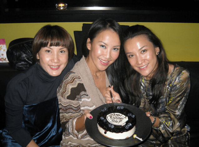 李玟二姐录《中年好声音》,心情好对镜头比耶,被疑整容模仿李玟_李思