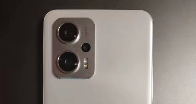 为2000万像素,后置主传感器采用的是索尼imx582主传感器(1/2,f/1